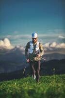 hombre durante un ladera formación sendero foto