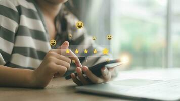 cliente Servicio satisfacción concepto. positivo emoción sonriente cara icono y cinco estrellas con Copiar espacio. satisfecho, comentario, revisar, bien, mejor, bueno producto y servicio, calidad foto