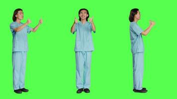 Gesundheitswesen Medizin tut Daumen oben Zeichen gegen isoliert voll Körper grüner Bildschirm, geben mögen Geste und Sein erfreut. medizinisch Assistent zeigen seine Zustimmung mit okay Symbol. video