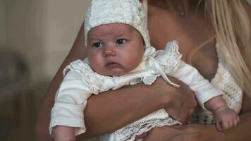 maman détient le bébé dans sa bras et baisers lui. video