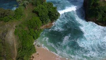 Antenne Aussicht von batu bengkung Strand gelegen im Malang, Osten Java, Indonesien video