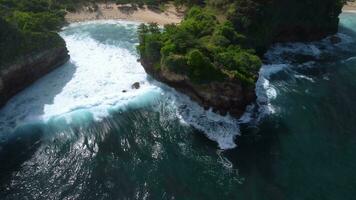 aéreo Visão a partir de batu bengkung de praia localizado dentro Malang, leste Java, Indonésia video