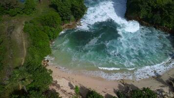 aéreo Visão a partir de batu bengkung de praia localizado dentro Malang, leste Java, Indonésia video