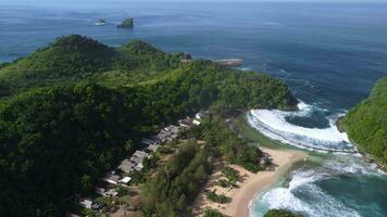 aéreo Visão a partir de batu bengkung de praia localizado dentro Malang, leste Java, Indonésia video