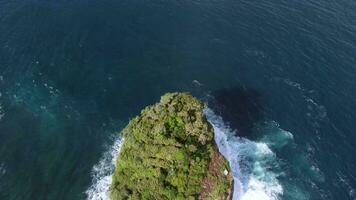 aéreo Visão a partir de batu bengkung de praia localizado dentro Malang, leste Java, Indonésia video