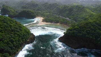 aéreo Visão a partir de batu bengkung de praia localizado dentro Malang, leste Java, Indonésia video