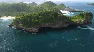 aéreo Visão a partir de batu bengkung de praia localizado dentro Malang, leste Java, Indonésia video