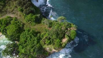 aereo Visualizza a partire dal batu bengkung spiaggia collocato nel malang, est Giava, Indonesia video