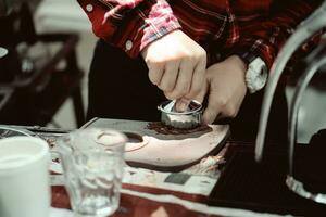 barista prensas el suelo café a hacer Café exprés. foto