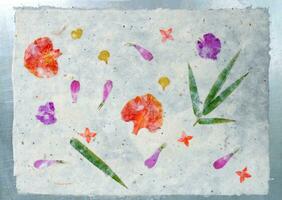 mano hecho de mora papel producción por niño decorando con hoja y flor. foto