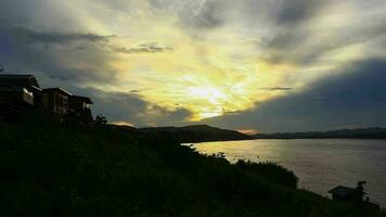 Mekong rivier- landschap en zonsondergang. tijd vervallen video