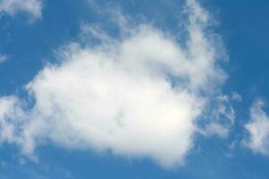 cielo azul con nubes foto