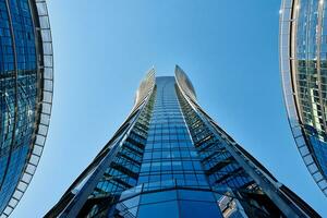 vaso fachada de alto subir edificio con geométrico líneas. moderno arquitectura foto