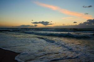 báltico mar en contra dramático nublado cielo a puesta de sol foto