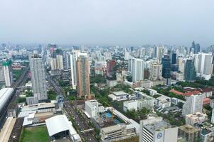 Bangkok ciudad y moderno oficina edificios en aéreo ver foto