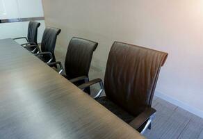 vacío corporativo silla en conferencia habitación antes de negocio reunión. foto