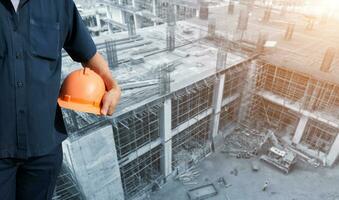 ingeniero participación naranja casco en oficina edificios construcción foto