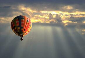 caliente aire globo en el puesta de sol cielo foto