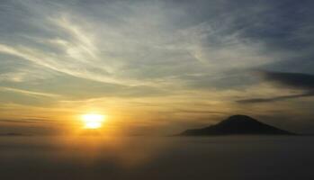 hermosa Mañana paisaje. amanecer a Khao takhian ong foto