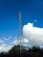 alto voltaje torres en cielo antecedentes. transmisión línea torre. foto