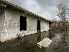 ai generado antiguo abandonado casa en el ciudad foto