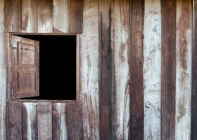 abrió antiguo de madera ventana en pared foto