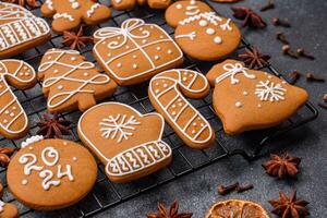 hermosa delicioso dulce invierno Navidad pan de jengibre galletas en un gris texturizado antecedentes foto