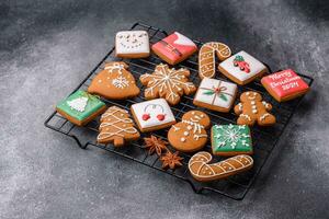 hermosa delicioso dulce invierno Navidad pan de jengibre galletas en un gris texturizado antecedentes foto