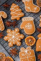 hermosa delicioso dulce invierno Navidad pan de jengibre galletas en un gris texturizado antecedentes foto