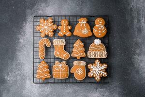 hermosa delicioso dulce invierno Navidad pan de jengibre galletas en un gris texturizado antecedentes foto