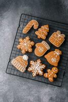 hermosa delicioso dulce invierno Navidad pan de jengibre galletas en un gris texturizado antecedentes foto