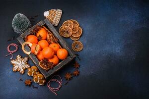 hermosa festivo Navidad composición de mandarinas, pan de jengibre y estrella anís foto