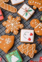 hermosa delicioso dulce invierno Navidad pan de jengibre galletas en un gris texturizado antecedentes foto