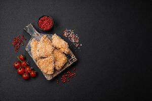 deliciosos nuggets de pollo crujientes y frescos sobre un fondo de hormigón oscuro foto