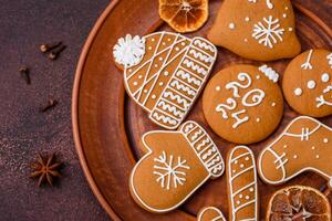 hermosa Navidad pan de jengibre galletas de diferente colores en un cerámico plato foto