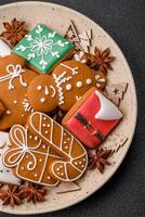 hermosa Navidad pan de jengibre galletas de diferente colores en un cerámico plato foto