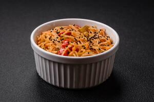 delicioso udon tallarines con carne o mariscos, verduras, sal y especias foto
