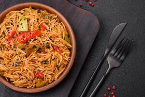 delicioso udon tallarines con carne o mariscos, verduras, sal y especias foto