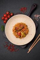 delicioso udon tallarines con carne o mariscos, verduras, sal y especias foto