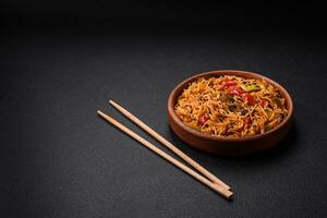 delicioso udon tallarines con carne o mariscos, verduras, sal y especias foto