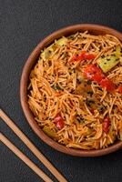 delicioso udon tallarines con carne o mariscos, verduras, sal y especias foto