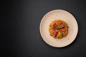 delicioso udon tallarines con carne o mariscos, verduras, sal y especias foto