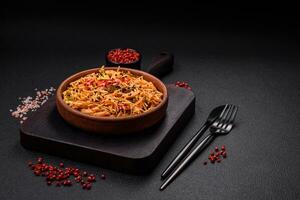 delicioso udon tallarines con carne o mariscos, verduras, sal y especias foto