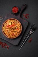 delicioso udon tallarines con carne o mariscos, verduras, sal y especias foto