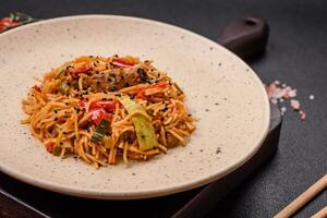 delicioso udon tallarines con carne o mariscos, verduras, sal y especias foto