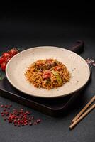 delicioso udon tallarines con carne o mariscos, verduras, sal y especias foto