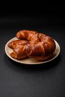 delicioso horneado crujiente croissants como un elemento de un vigorizante, nutritivo desayuno foto