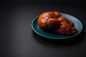 delicioso horneado crujiente croissants como un elemento de un vigorizante, nutritivo desayuno foto