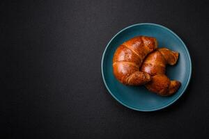 delicioso horneado crujiente croissants como un elemento de un vigorizante, nutritivo desayuno foto