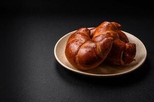 delicioso horneado crujiente croissants como un elemento de un vigorizante, nutritivo desayuno foto